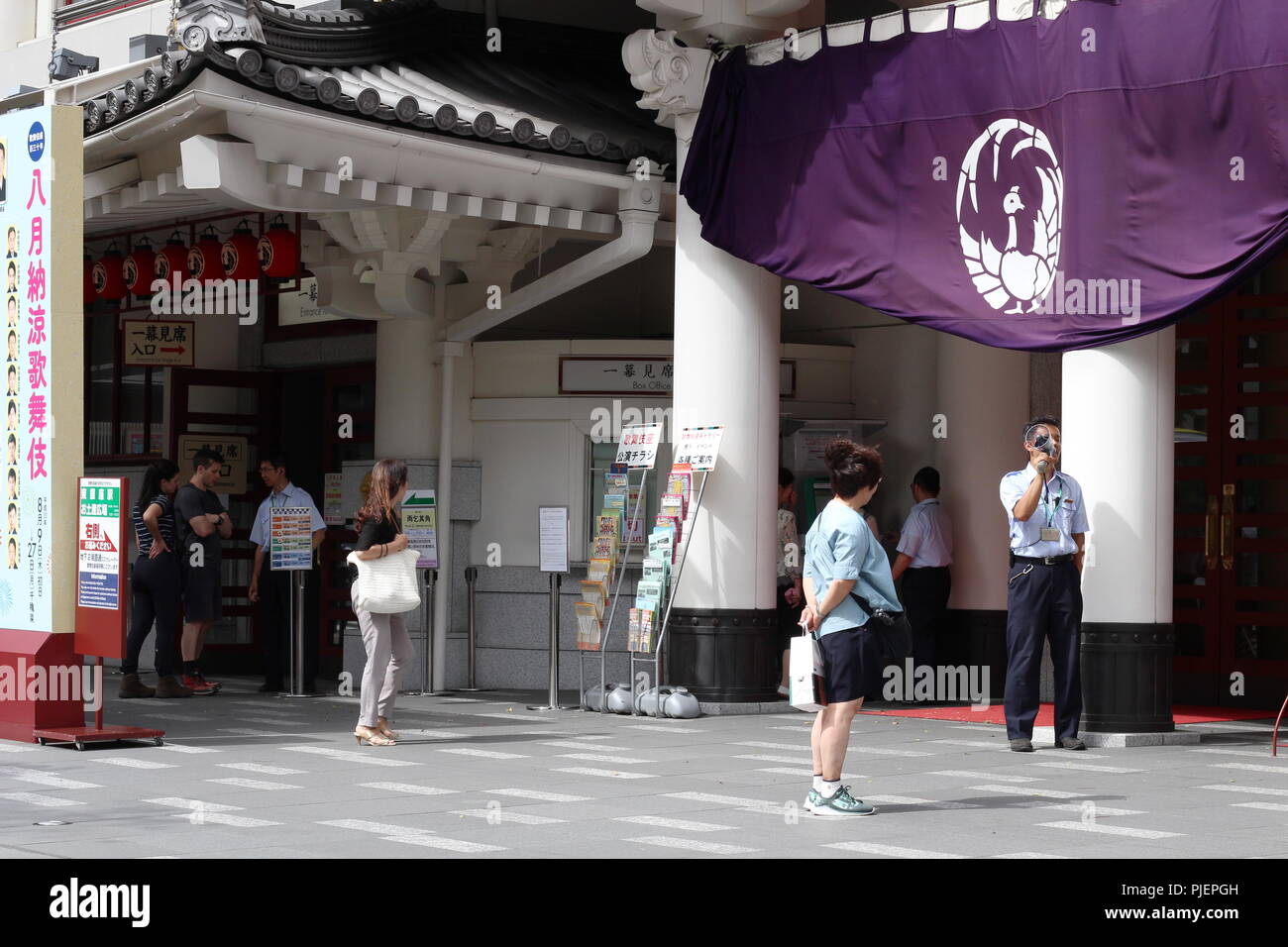 Avant de Ginza, le Kabuki-za kabuki où un travailleur utilise un haut-parleur pour donner les détails de la matinée. (Août 2018) Banque D'Images