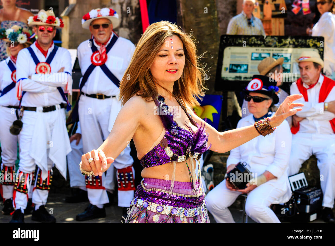 Femme mature du 'bon karma Ladies' de la danse du ventre en groupe effectuer une rue de la ville de Sandwich, Kent, dans le cadre de l'ale et Folk Festival. Banque D'Images