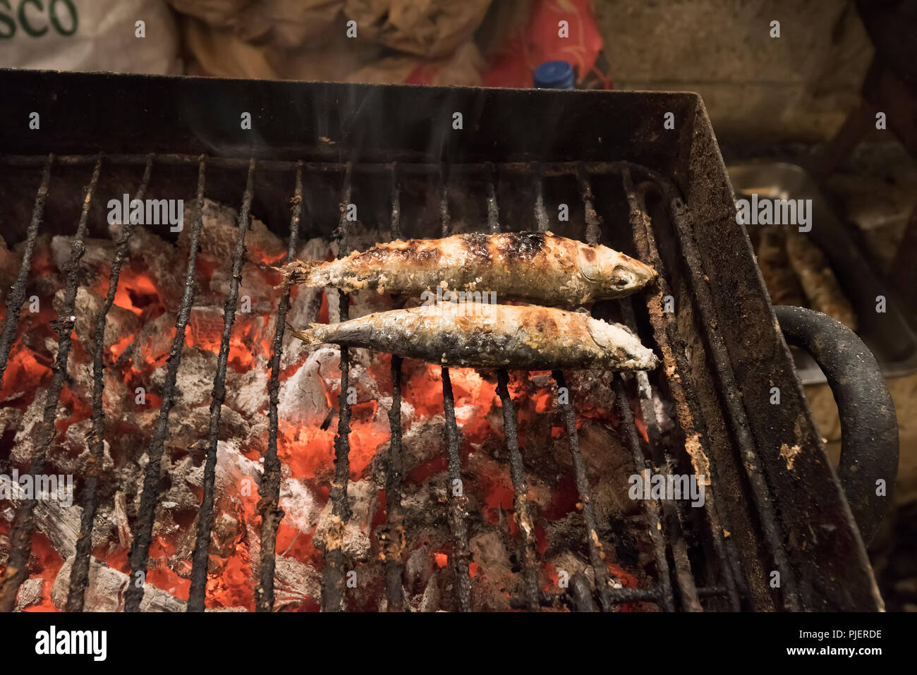 Sardines salés traditionnels sur barbecue, Lisbonne, Portugal. Banque D'Images
