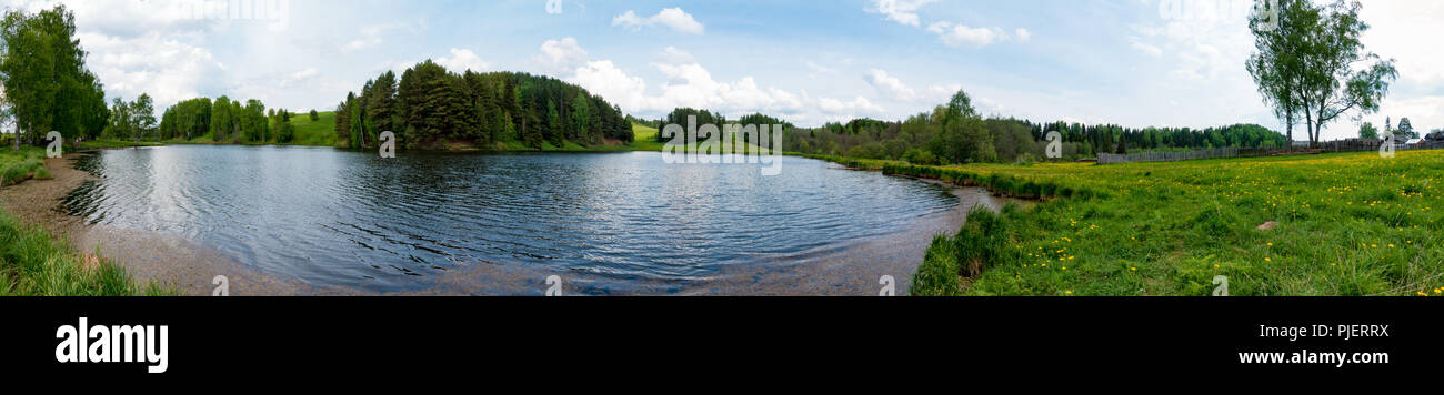 Panorama de paysage d'été sur le lac , Russie Banque D'Images