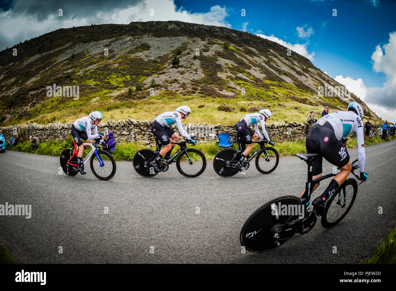 Whinlatter, Cumbria, Royaume-Uni. 6 septembre 2018. L'équipe Sky à la vitesse de course à l'approche du dernier kilomètre de l'étape. Crédit : STEPHEN FLEMING/Alamy Live News Banque D'Images