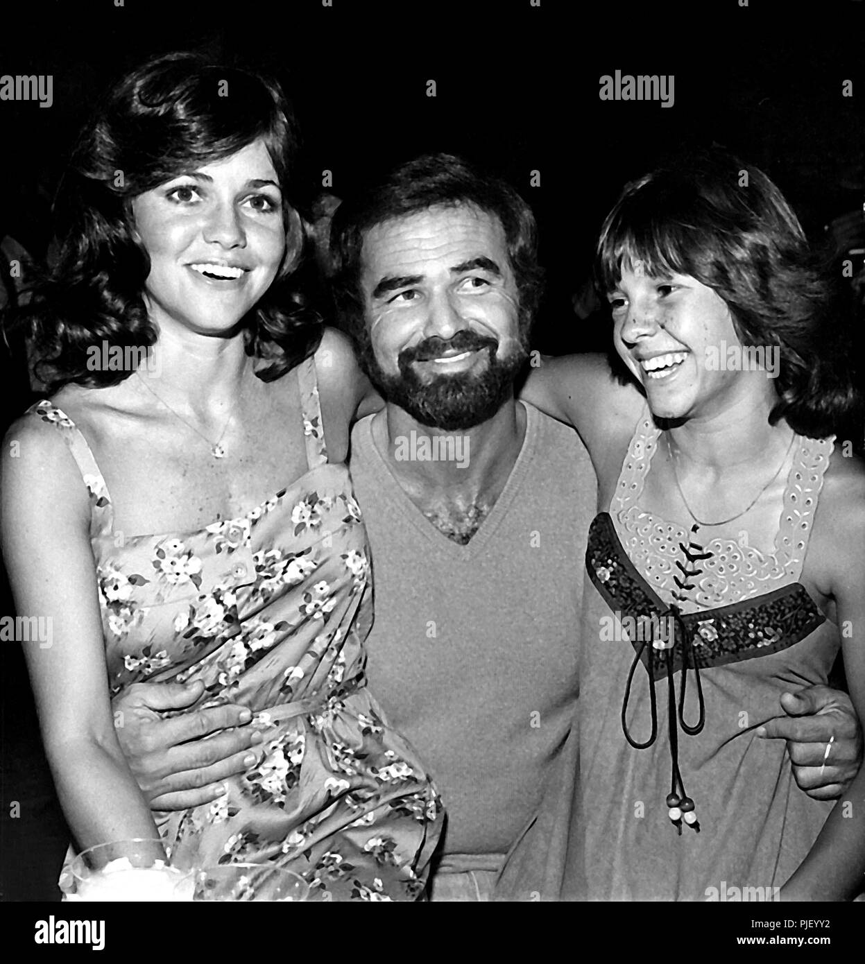 1 janvier 2011 - Sally Field, Burt Reynolds et Kristy McNICHOLS.(2566).1977. © NATE CUTLER/ Globe Crédit : Photos/ZUMAPRESS.com/Alamy Live News Banque D'Images