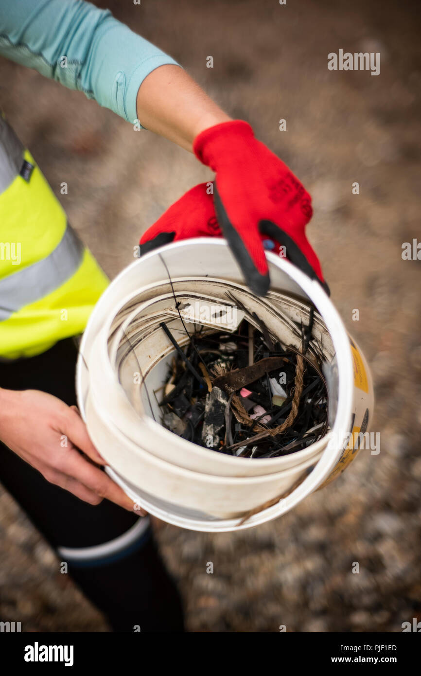 South Bank, Londres, Royaume-Uni. 6 Sep 2018. L'équipe de Bots love London's d'eau, mais comme vous ils sont souvent déçu par la quantité de détritus éparpillés à travers eux. Le jeudi un pourcentage considérable de leur main-d'œuvre pourraient être trouvés de la Tamise dans le centre de Londres, à marée basse. Ils se sont portés volontaires eux-mêmes dans une opération de nettoyage des plages. Le personnel, en mettant l'accent sur les plus petites, plus fines des plastiques qui seraient habituellement inaperçu par un nettoyage de plage standard, ont des attaches de câbles, vêtements tags et les briquets, parmi d'autres polluants. Credit : Joshua Preston/Alamy Live News Banque D'Images