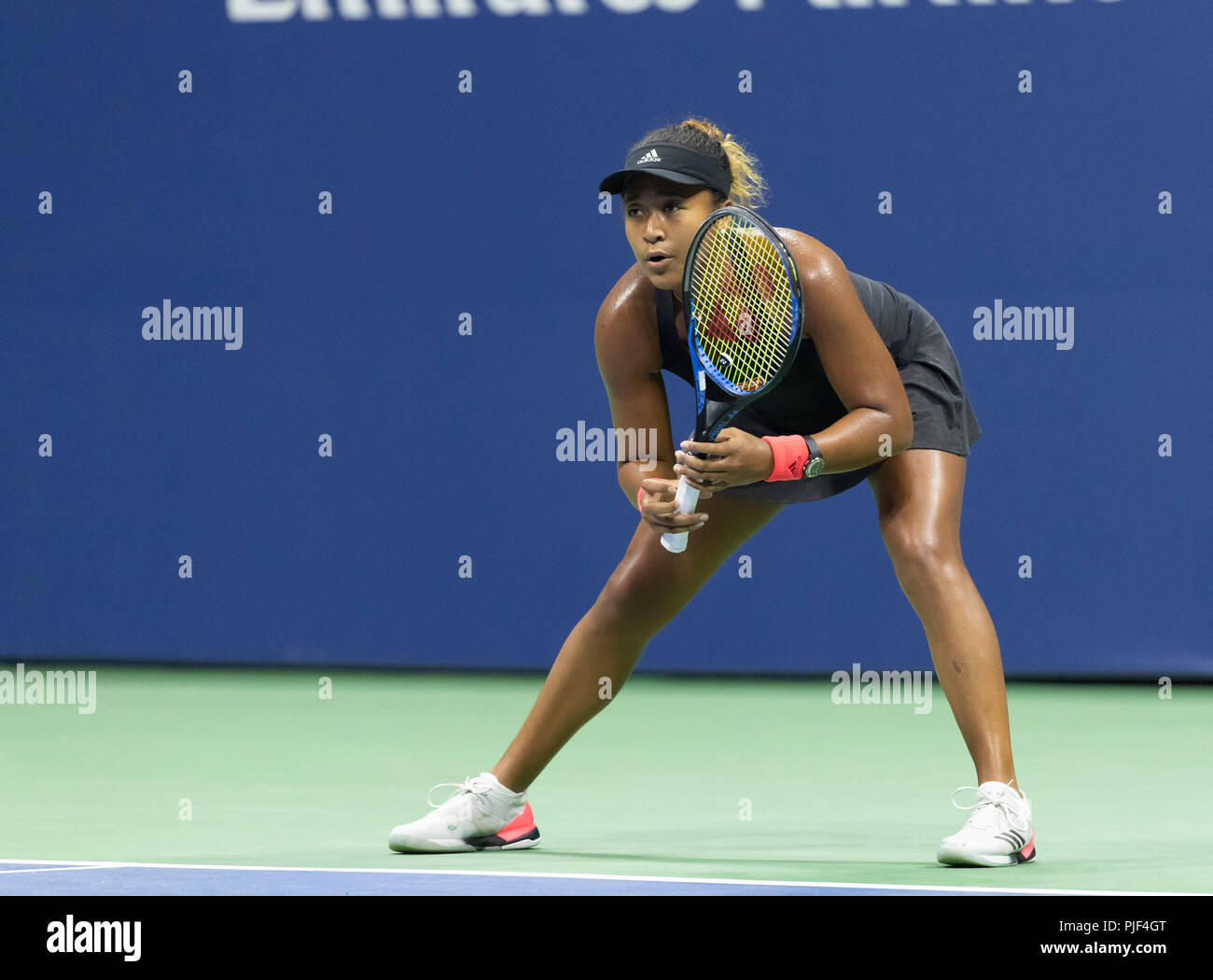 New York, NY - 6 septembre 2018 : Naomi de Osaka Le Japon se prépare à retourner au cours de balle US Open 2018 demi-finales match contre Madison Keys de USA à l'USTA Billie Jean King National Tennis Center Crédit : lev radin/Alamy Live News Banque D'Images