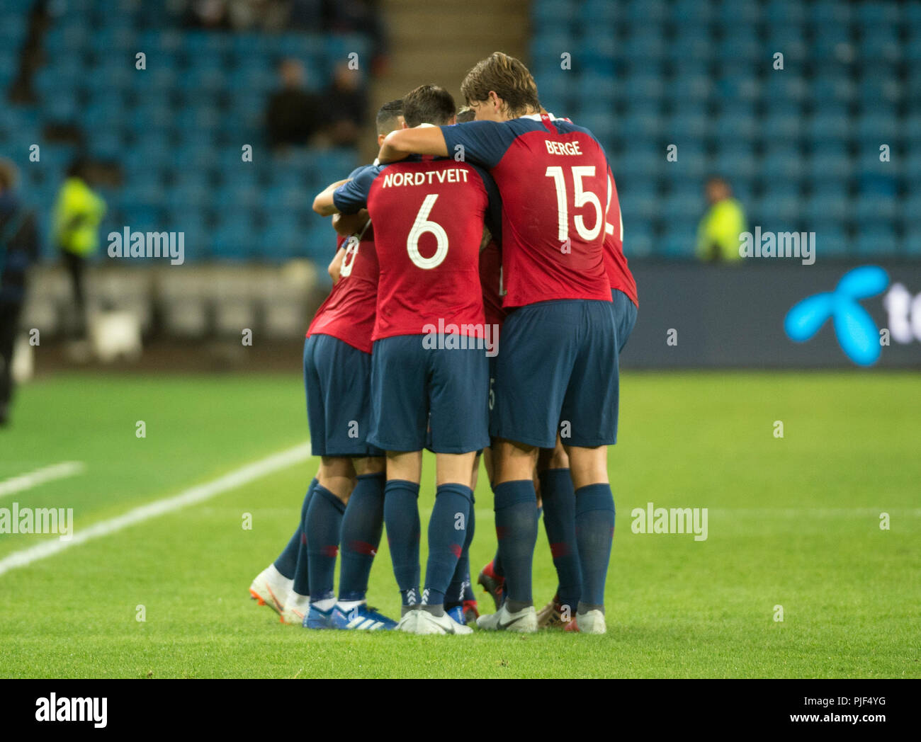 Norvège, Oslo - septembre 6, 2018. Stefan Johansen (8) de la Norvège marque son deuxième but durant le match de football de l'UEFA Ligue des Nations Unies entre la Norvège et de Chypre à l'Ullevaal Stadion. Ici ses coéquipiers l'embrasser dans la célébration. (Photo crédit : Gonzales Photo - Jan-Erik Eriksen). Gonzales : Crédit Photo/Alamy Live News Banque D'Images