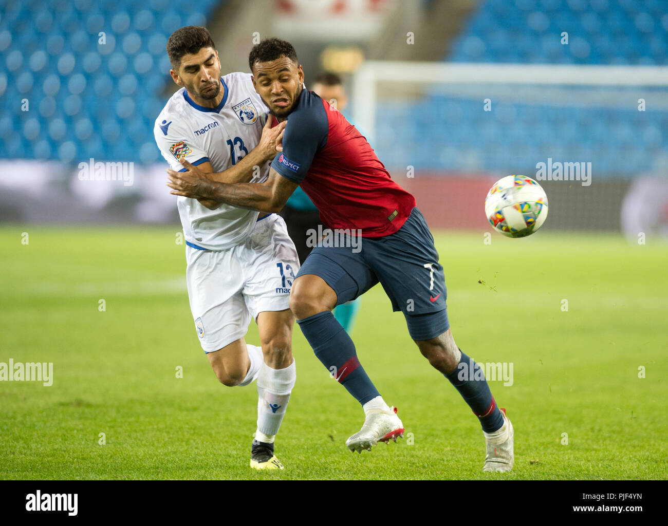 Norvège, Oslo - septembre 6, 2018. Joshua King (7) de la Norvège et Ioannis Kousoulos (13) de Chypre voit pendant le match de football de l'UEFA Ligue des Nations Unies entre la Norvège et de Chypre à l'Ullevaal Stadion. (Photo crédit : Gonzales Photo - Jan-Erik Eriksen). Gonzales : Crédit Photo/Alamy Live News Banque D'Images