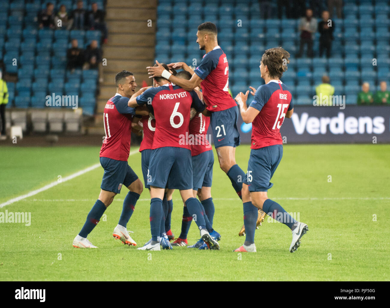 Norvège, Oslo - septembre 6, 2018. Stefan Johansen (8) de la Norvège marque son deuxième but durant le match de football de l'UEFA Ligue des Nations Unies entre la Norvège et de Chypre à l'Ullevaal Stadion. Ici ses coéquipiers l'embrasser dans la célébration. (Photo crédit : Gonzales Photo - Jan-Erik Eriksen). Gonzales : Crédit Photo/Alamy Live News Banque D'Images