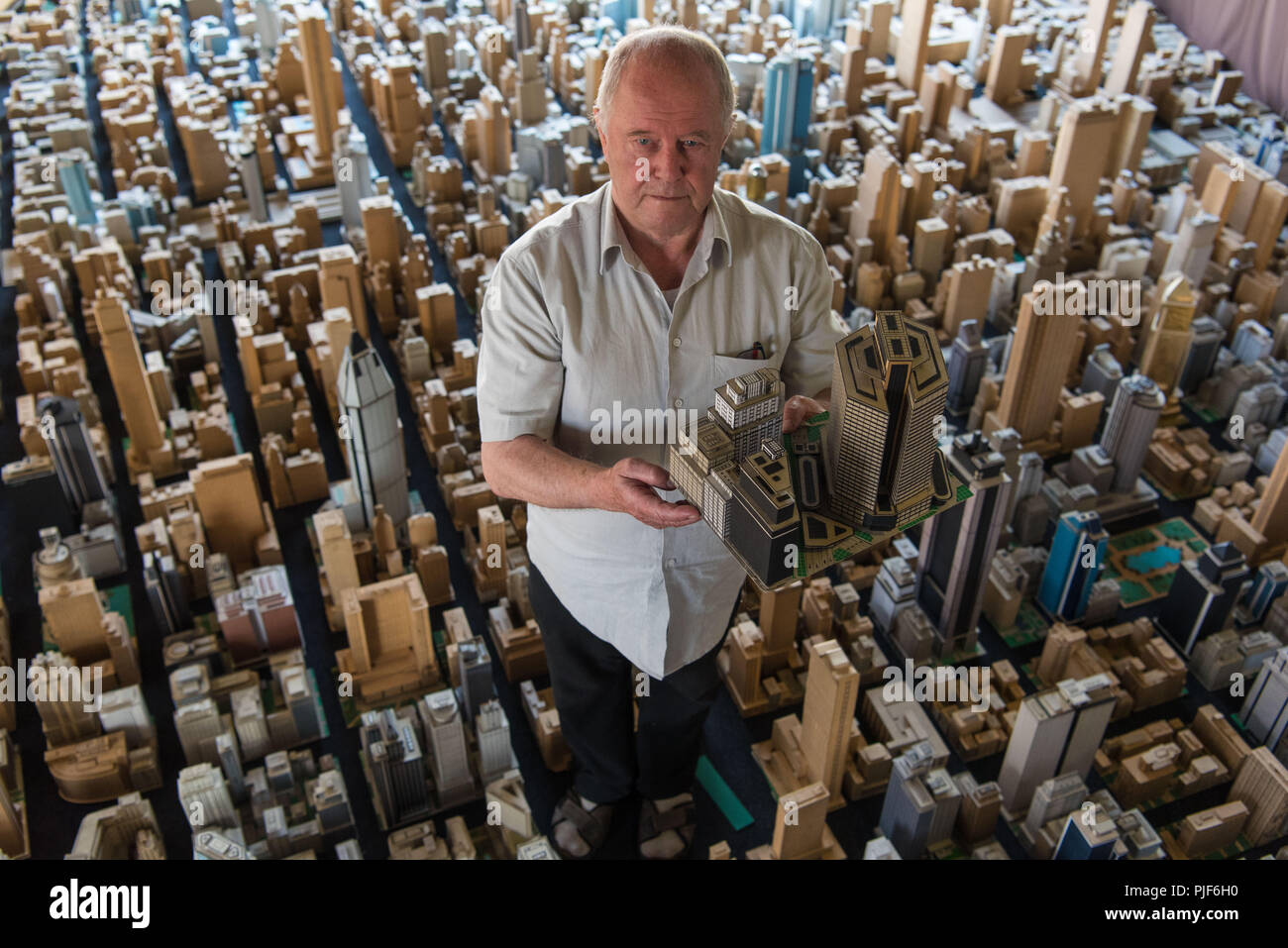 Burgebrach, Allemagne. Août 29, 2018. 29.08.2018, la Bavière, Burgebrach : Retraité Karl Sperber se tient dans sa ville miniature en carton. Le pensionné Karl Sperber de Burgebrach a été la construction de la 'grande ville' en carton depuis presque 65 ans. (Sur-dpa KORR "plus de six décennies de travail : 78 ans de la ville construit en carton' à partir de 07.09.2018) Crédit : Nicolas Armer/dpa/Alamy Live News Banque D'Images