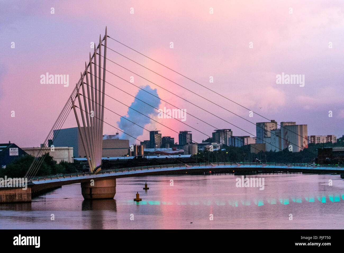 Soleil avec arc-en-ciel et fortes averses au-dessus de Salford Quays, et sites de Media City et de Manchester Ship Canal. ROYAUME-UNI Banque D'Images