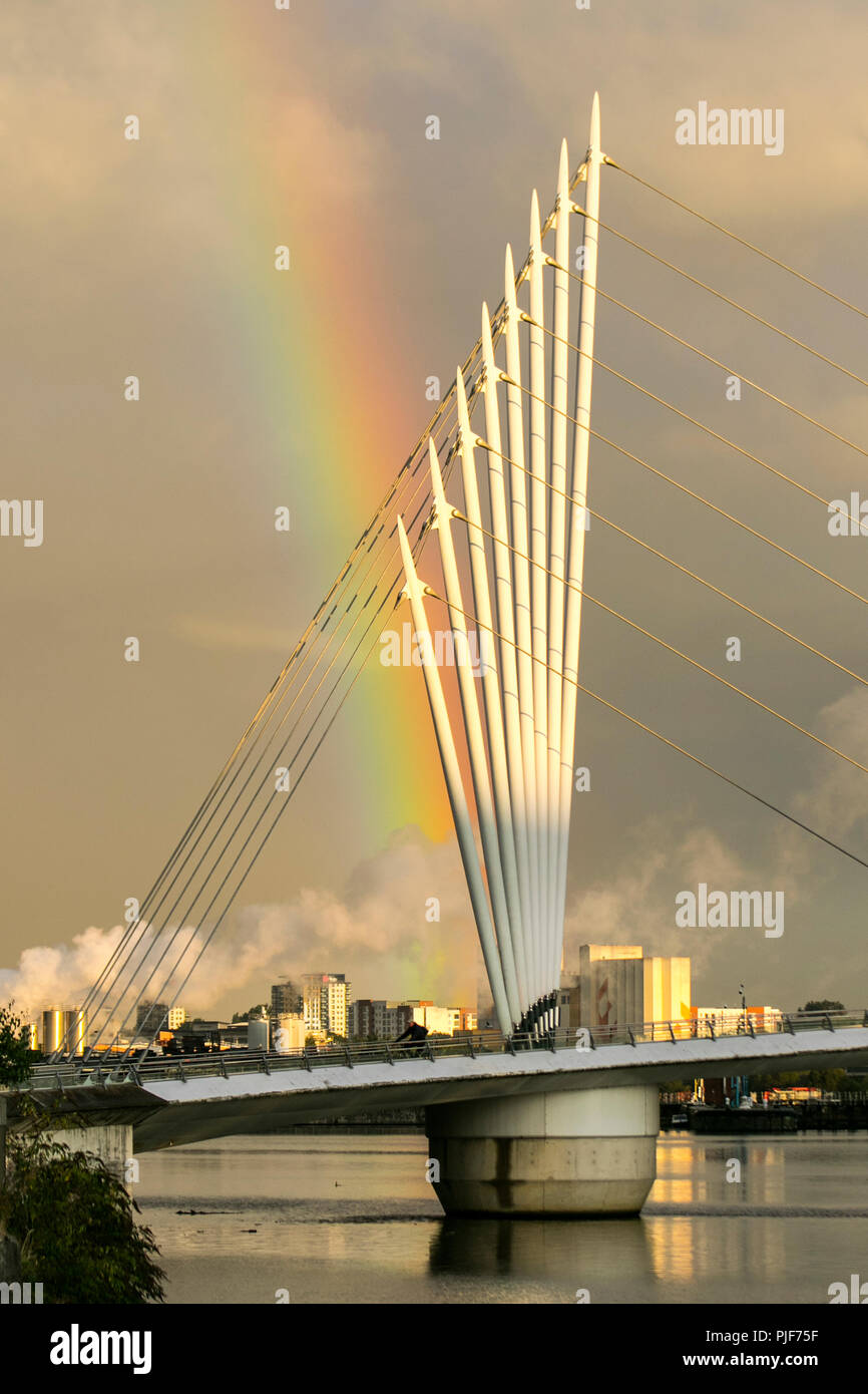 Soleil avec arc-en-ciel et fortes averses au-dessus de Salford Quays, et sites de Media City et du canal des navires de Manchester. ROYAUME-UNI Banque D'Images