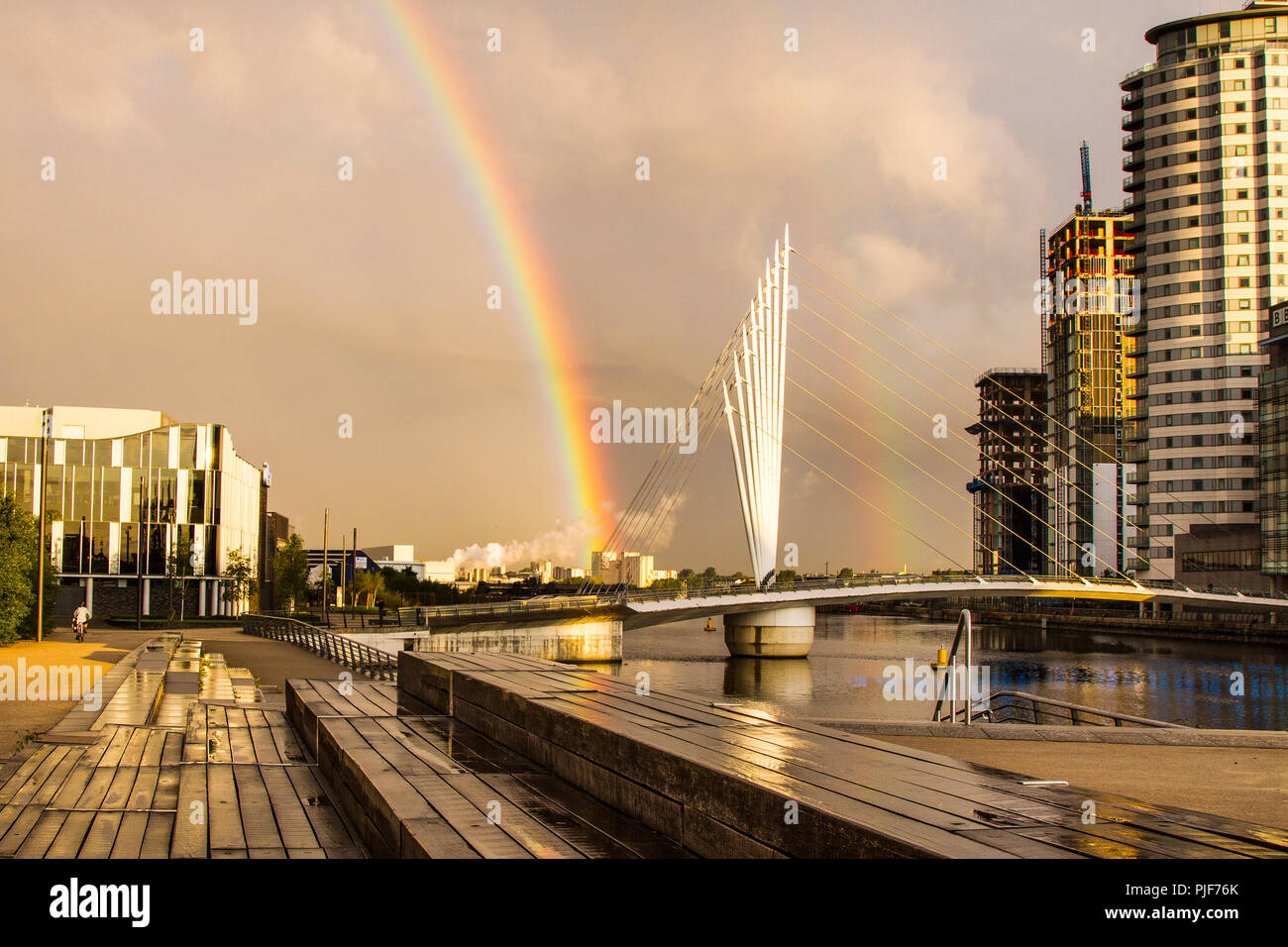Soleil avec arc-en-ciel et fortes averses au-dessus de Salford Quays, et sites de Media City et du canal des navires de Manchester. ROYAUME-UNI Banque D'Images