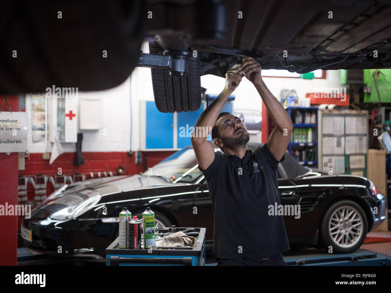 07.09.2018, Berlin : les 34 ans Chenouda Ghaly, un 2e année Lundtauto Sportwagen-Service apprenti à la mécatronique, travaille sur la transmission d'une Porsche. L'Egyptien a été en Allemagne depuis octobre 2013 et sa demande d'asile a été rejetée pour la deuxième fois. L'atelier automobile à Zehlendorf service trains mécanique, de la mécatronique et les ingénieurs et constructeurs de corps emploie actuellement quatre apprentis et compagnons d'échapper l'arrière-plan. Durant un voyage d'une journée dans la capitale avec le commissaire du gouvernement fédéral pour l'intégration, plusieurs stations ont été visitées wi Banque D'Images