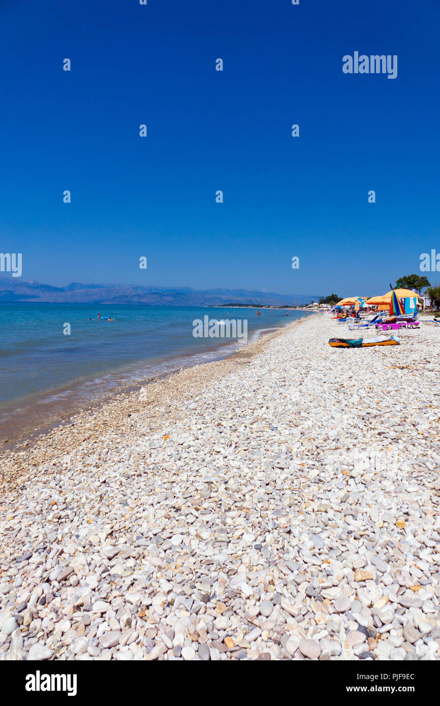 Plage d'Acharavi près de Roda, Corfu Banque D'Images