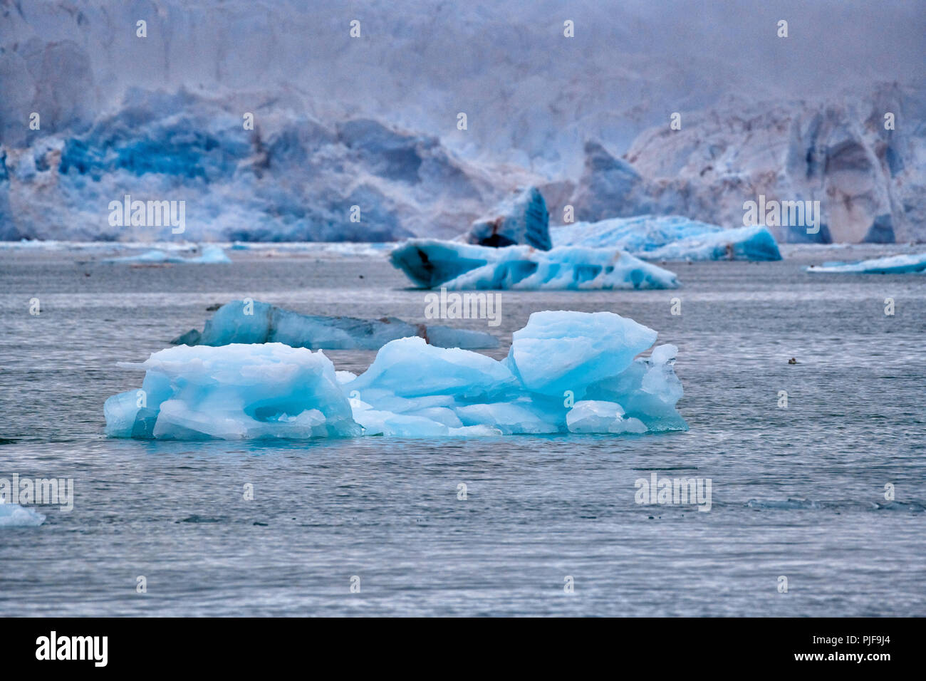 National Geographic, tripblue Kronebreen route de glace de glacier, de la Couronne ou Kongsfjord, Ny-Ålesund, Svalbard, Spitzberg ou l'Europe Banque D'Images National Geographic, tripblue Kronebreen route de glace de glacier, de la Couronne ou Kongsfjord, Ny-Ålesund, Svalbard, Spitzberg ou l'Europe Banque D'Images