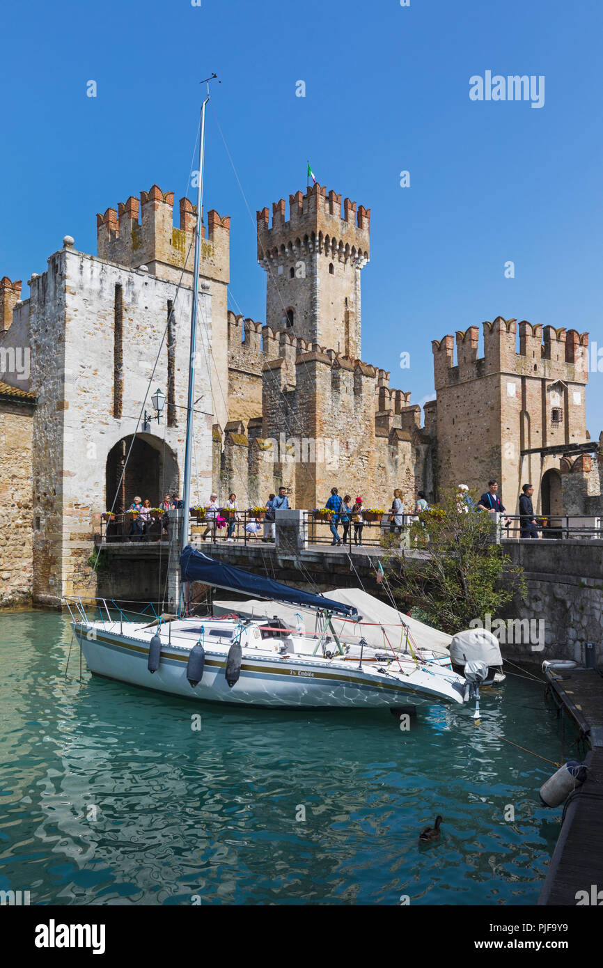 Sirmione, Province de Brescia, Lombardie, Italie. Le château Scaligero. Construction de l'original château a commencé au 13ème siècle. Il est décrit comme bei Banque D'Images