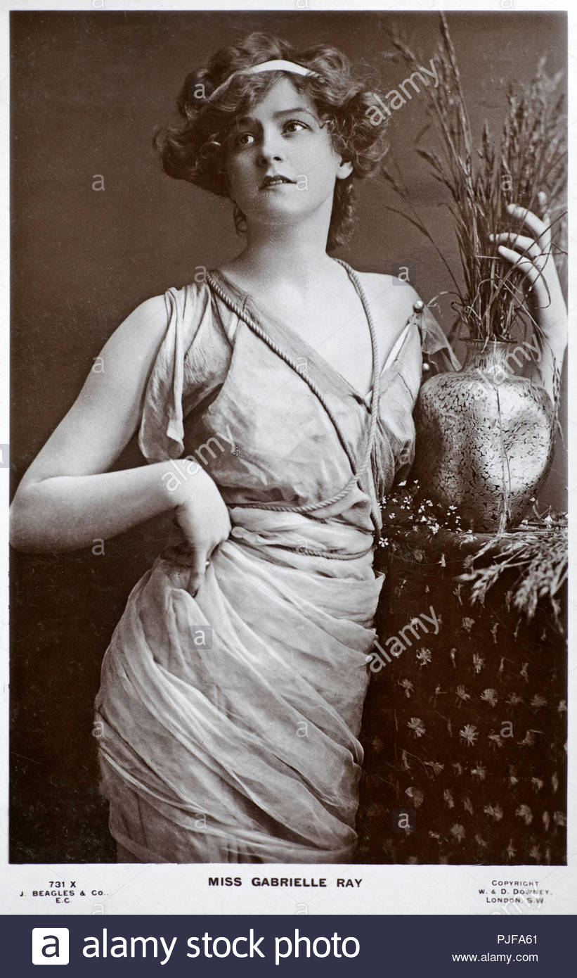 Gabrielle Ray portrait, 1883 - 1973, était une comédienne Anglaise, danseuse et chanteuse, plus connue pour ses rôles dans des comédies musicales de style édouardien, vintage real photo carte postale de 1906 Banque D'Images