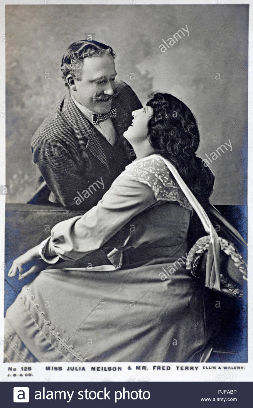 Julia Neilson portrait, 1868 - 1957, c'est une actrice anglaise mieux connue pour son de nombreux spectacles comme Lady Blakeney dans The Scarlet Pimpernel, pour ses rôles dans de nombreux drames et romances historiques, et pour son rôle de Rosalind dans une longue production de comme vous le souhaitez. Fred Terry 1863 - 1933 est un acteur et directeur de théâtre. Après avoir établi sa réputation à Londres et dans les provinces en vue d'une décennie, il a rejoint la société de Herbert Beerbohm Tree où il est resté quatre ans, rencontre sa future épouse, Julia Neilson, vintage real photo carte postale de 1904 Banque D'Images