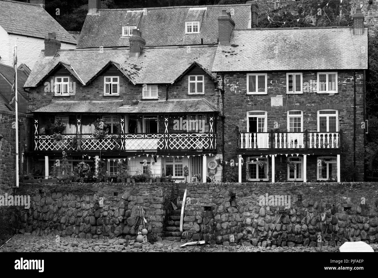 Les cabanes de pêcheurs au bord de l'eau à Clovelly, village historique dans le Nord du Devon. England UK Banque D'Images