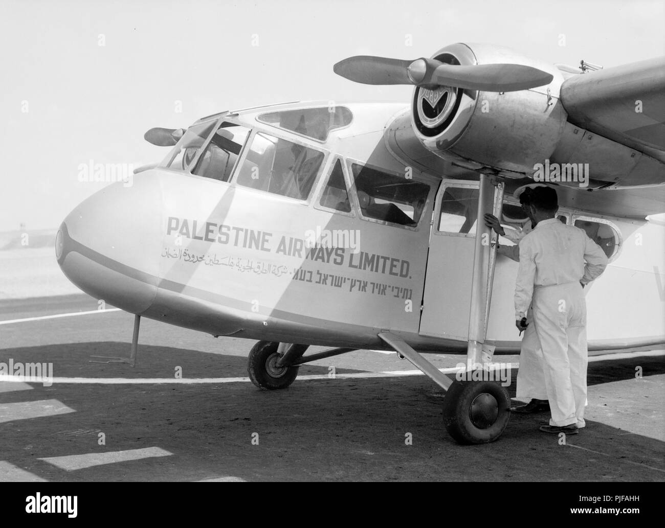 La Palestine Airways à l'Inauguration du terrain d'atterrissage de Tel-Aviv. Palestine Palestine Airways, Air Transport était une compagnie aérienne fondée par Pinhas Rutenberg sioniste de la Palestine, en collaboration avec l'Histadrut et l'Agence Juive. Elle a fonctionné de 1937 à 1940, sous l'égide de la compagnie britannique Imperial Airways. Banque D'Images