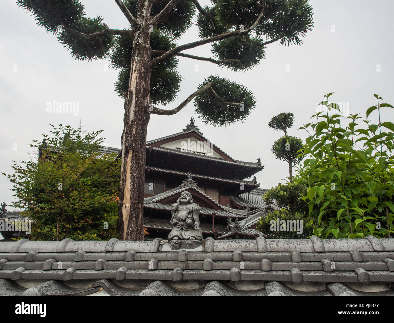 La maison et le jardin japonais traditionnel avec bonne chance figure, Ehime, Shikoku, Japon Banque D'Images