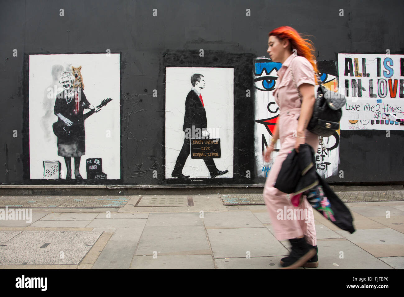 The Royal Busker by Loretto and Crazy People Live Royal vit l'art de la rue sur Great Marlborough Street, Soho, Londres, Angleterre, Royaume-Uni Banque D'Images