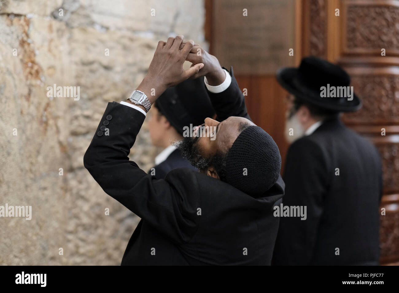 Fidèles juifs prier au Mur Occidental ou Kotel dans la vieille ville de Jérusalem lors de l'exécution du rituel ou Slichot Selichot pardon le 06 septembre 2018 La pénitence Selichot poèmes et prières sont effectuées pendant les dix jours de repentance avant Roch Hachana, Nouvel An juif et précédant le jour de l'Expiation, ou Yom Kippour, le jour le plus important dans le calendrier juif, qui en 2018 commence au coucher du soleil le 18 septembre. Banque D'Images