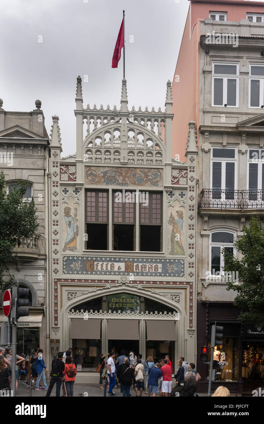 PORTO, PORTUGAL - 18 JUILLET 2017 : façade de la librairie Lello. Design Francisco Xavier Esteves. A été la librairie internationale d'Ernesto Chardron en 1869 Banque D'Images