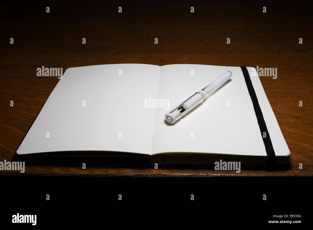 Livre Ouvert Avec Plume Sur Un Bureau En Bois Studio Bureau Espace De Travail Photo Stock Alamy