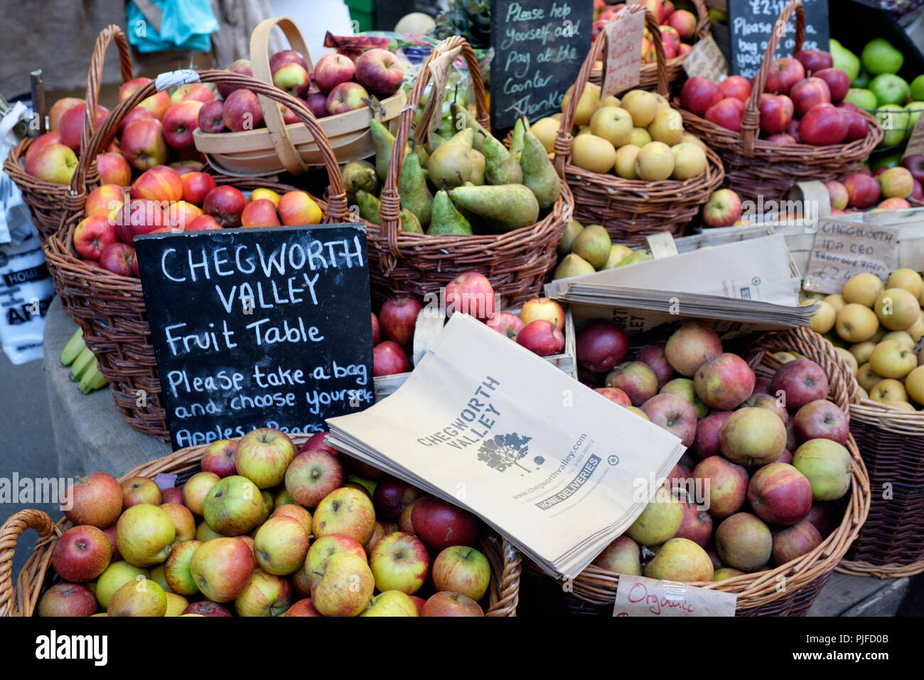 Cueillir vos propres fruits tableau à Chegworth Valley market stall à Borough Market, Londres, Angleterre. Banque D'Images
