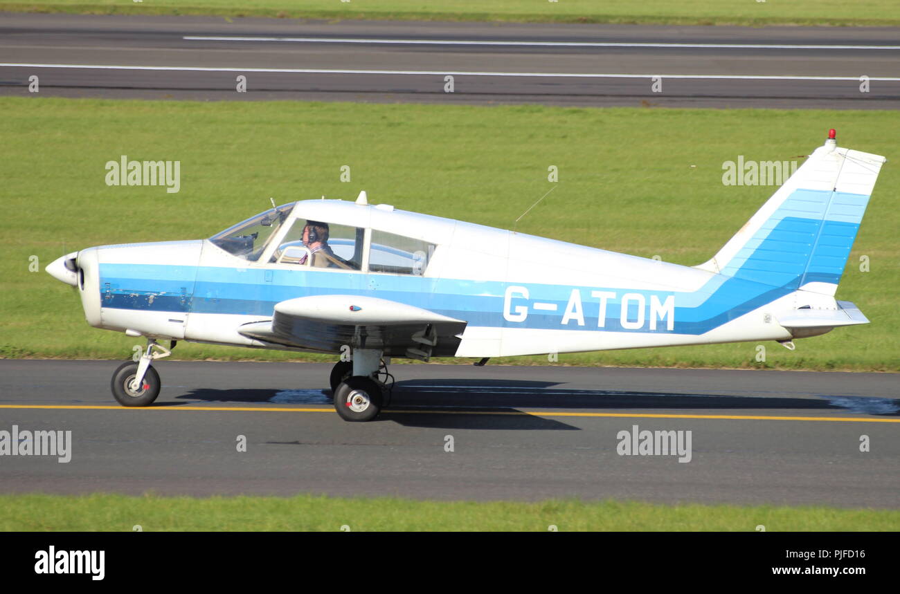 G-atome, un Piper PA-28-140 Cherokee, à l'aéroport de Prestwick en Ayrshire. Banque D'Images