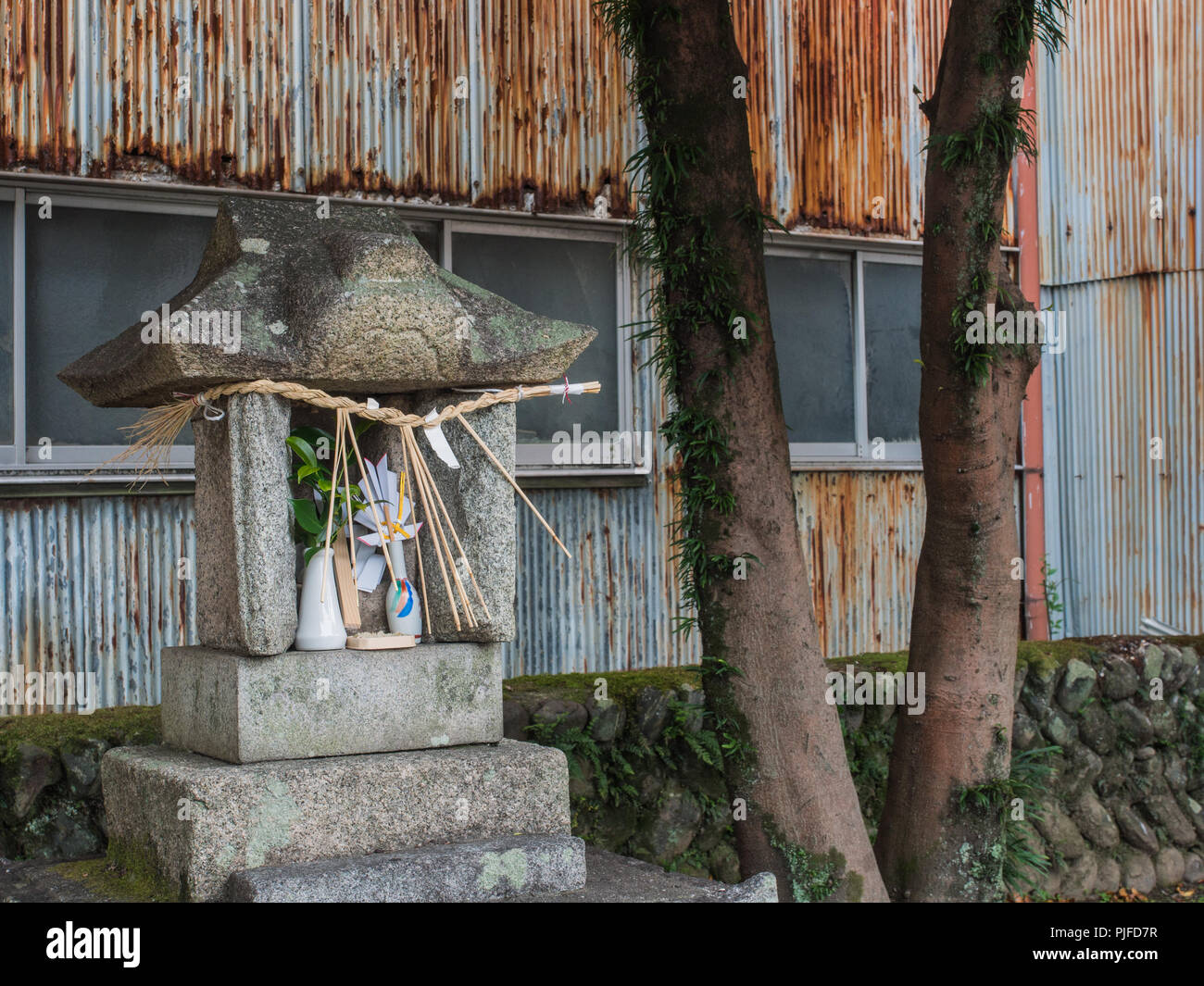 Bordure de Shinto shrine, henro no michi, approchant les Daikoji pigrimage, Shikoku 88 temple, Ehime, au Japon Banque D'Images