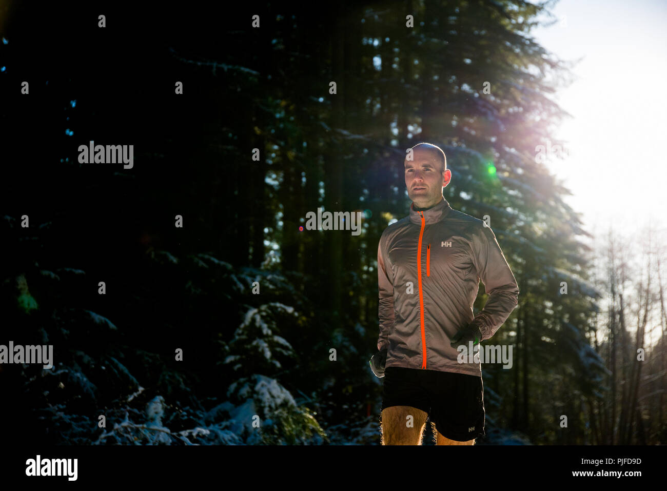 Homme qui court dans l'hiver Banque D'Images