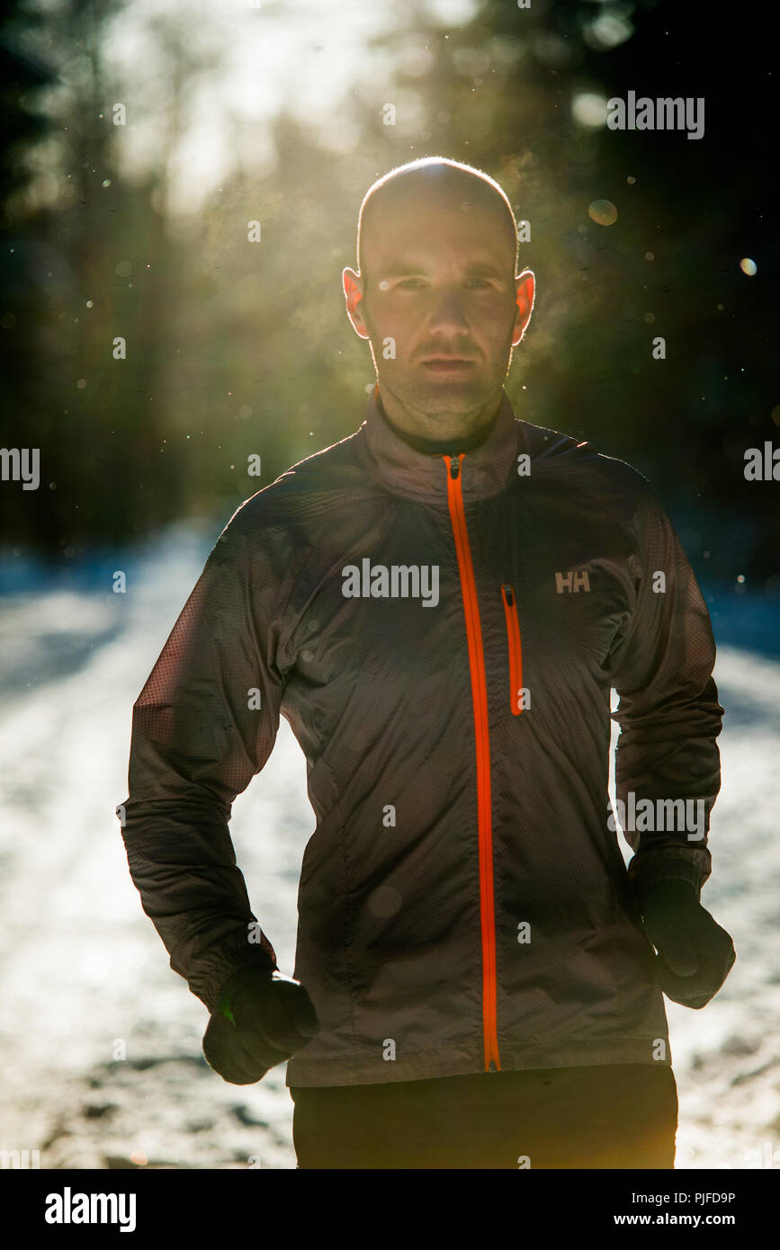 Portrait d'un athlète à courir dans un jour d'hiver Banque D'Images