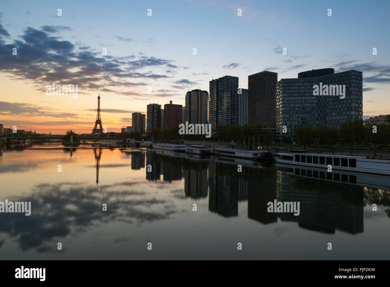 Toits de Paris avec la tour Eiffel et de Seine à Paris, France. Banque D'Images