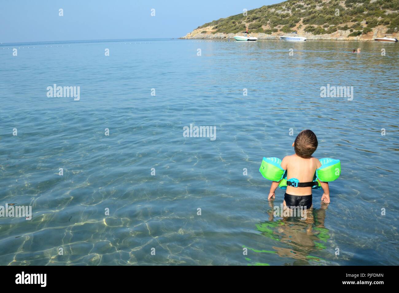 Petit garçon nage Banque de photographies et d'images à haute résolution -  Alamy