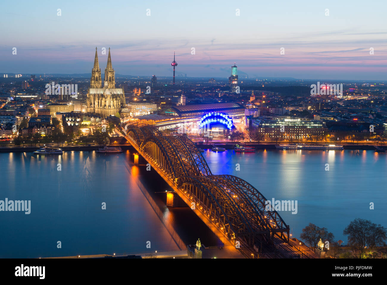 Image de Cologne avec la cathédrale de Cologne pendant le crépuscule heure bleue en Allemagne. Banque D'Images