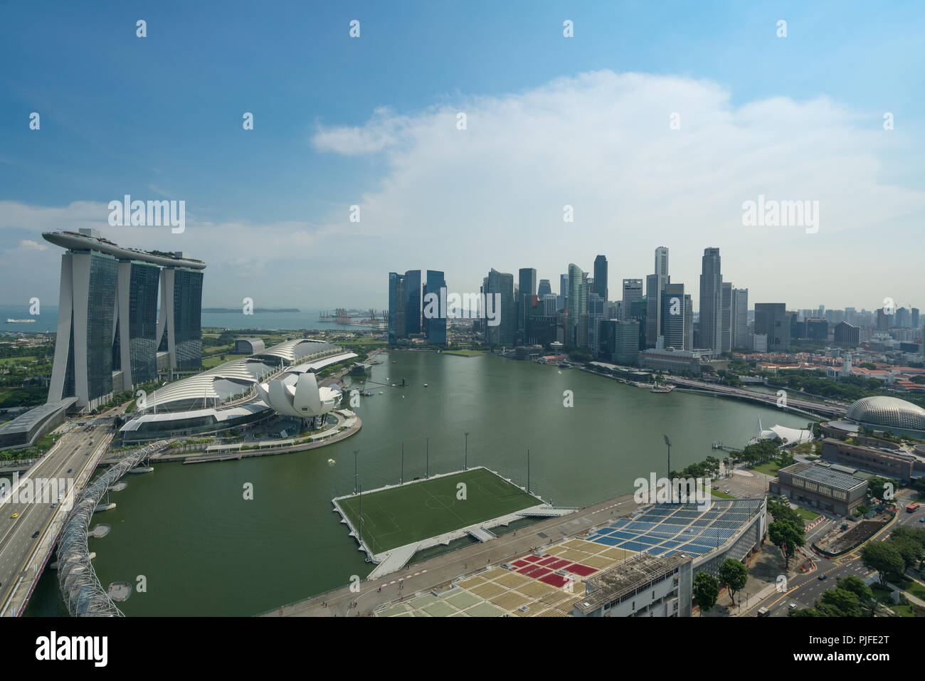 Paysage urbain de Singapour au matin. Paysage du bâtiment d'entreprise autour de Singapour Marina Bay. Bâtiment moderne dans le quartier des affaires. Banque D'Images