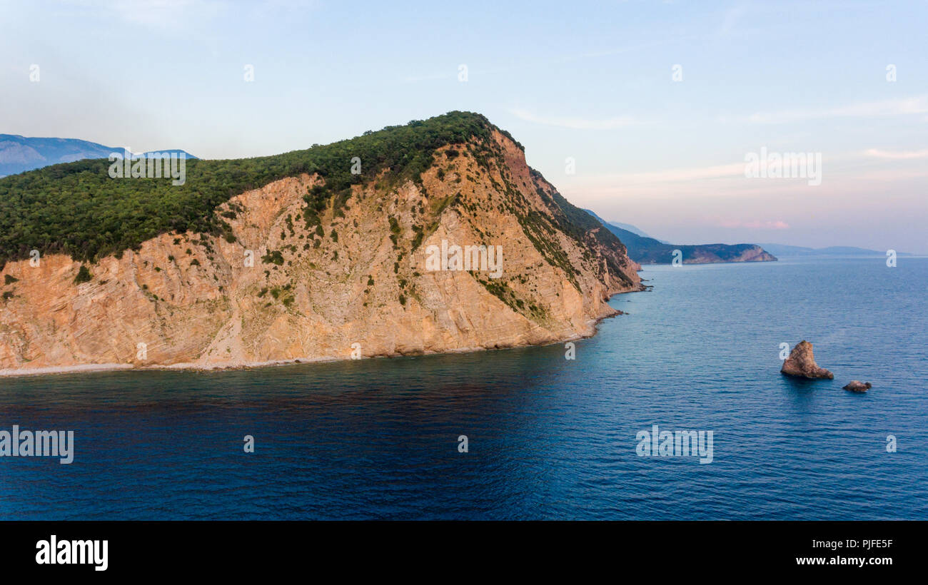 Eyriel point de vue des falaises de la mer. Buljarica, le Monténégro. Banque D'Images