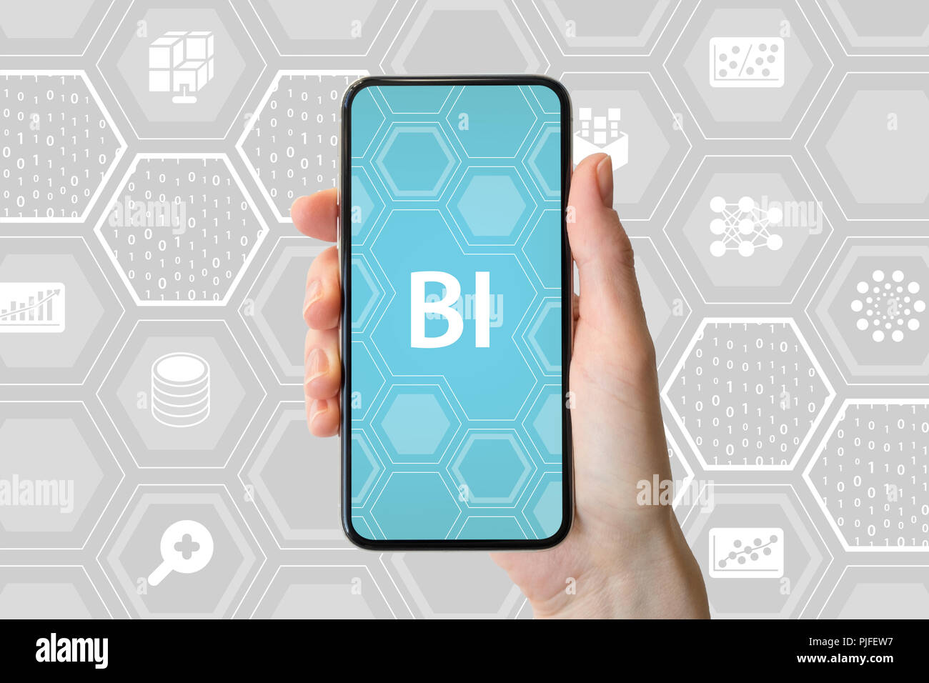 Concept de Business Intelligence. Hand holding smartphone moderne en face de fond neutre avec des icônes. Banque D'Images