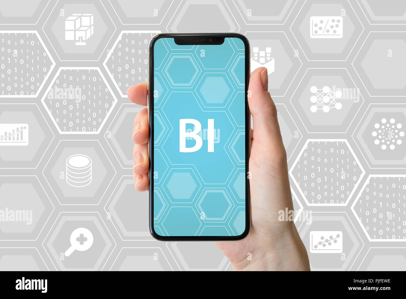 Concept de Business Intelligence. Hand holding smartphone moderne en face de fond neutre avec des icônes. Banque D'Images