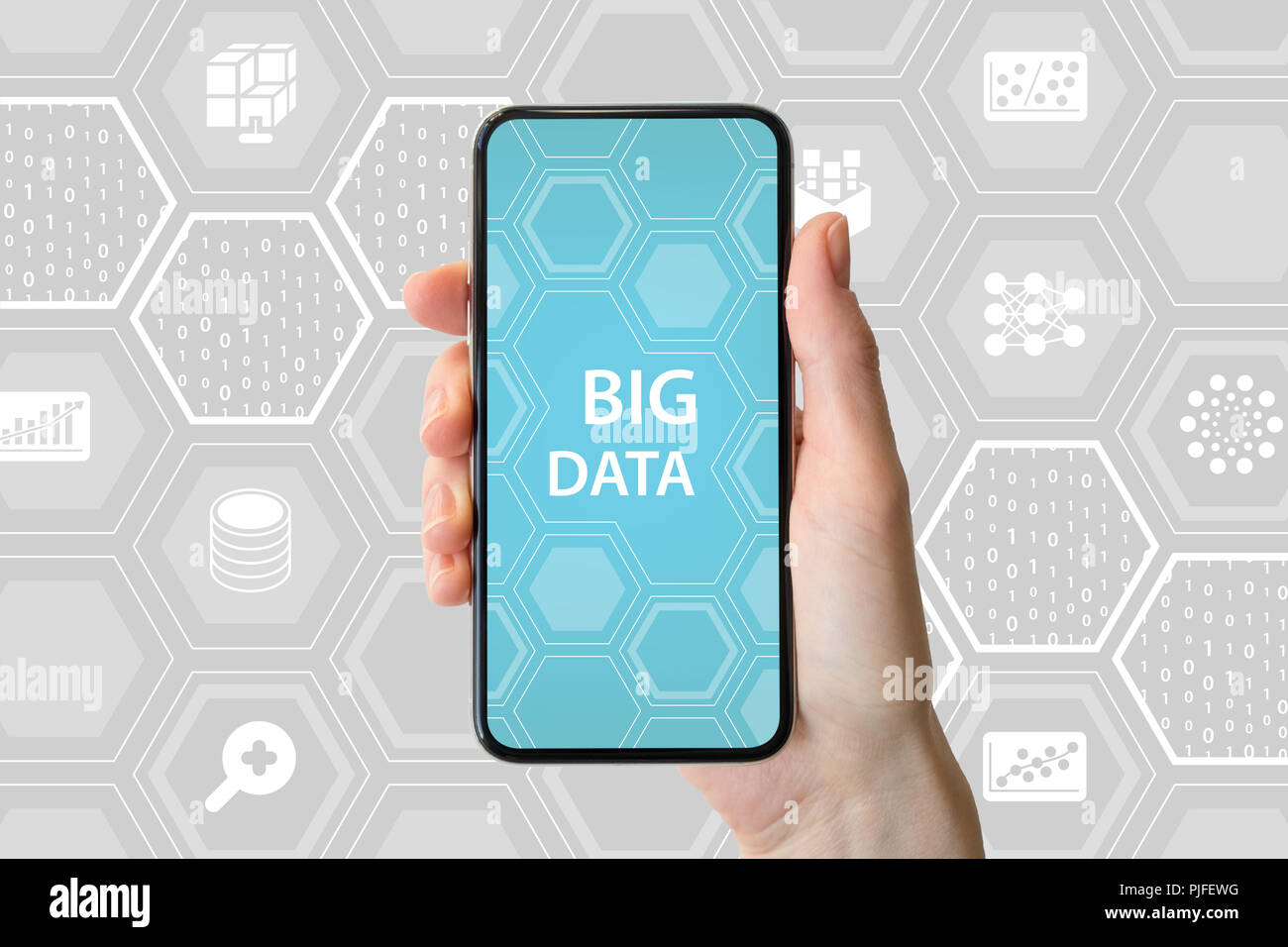 Concept de big data. Main tenant cadre moderne-smartphone libre en face de fond neutre avec des icônes Banque D'Images