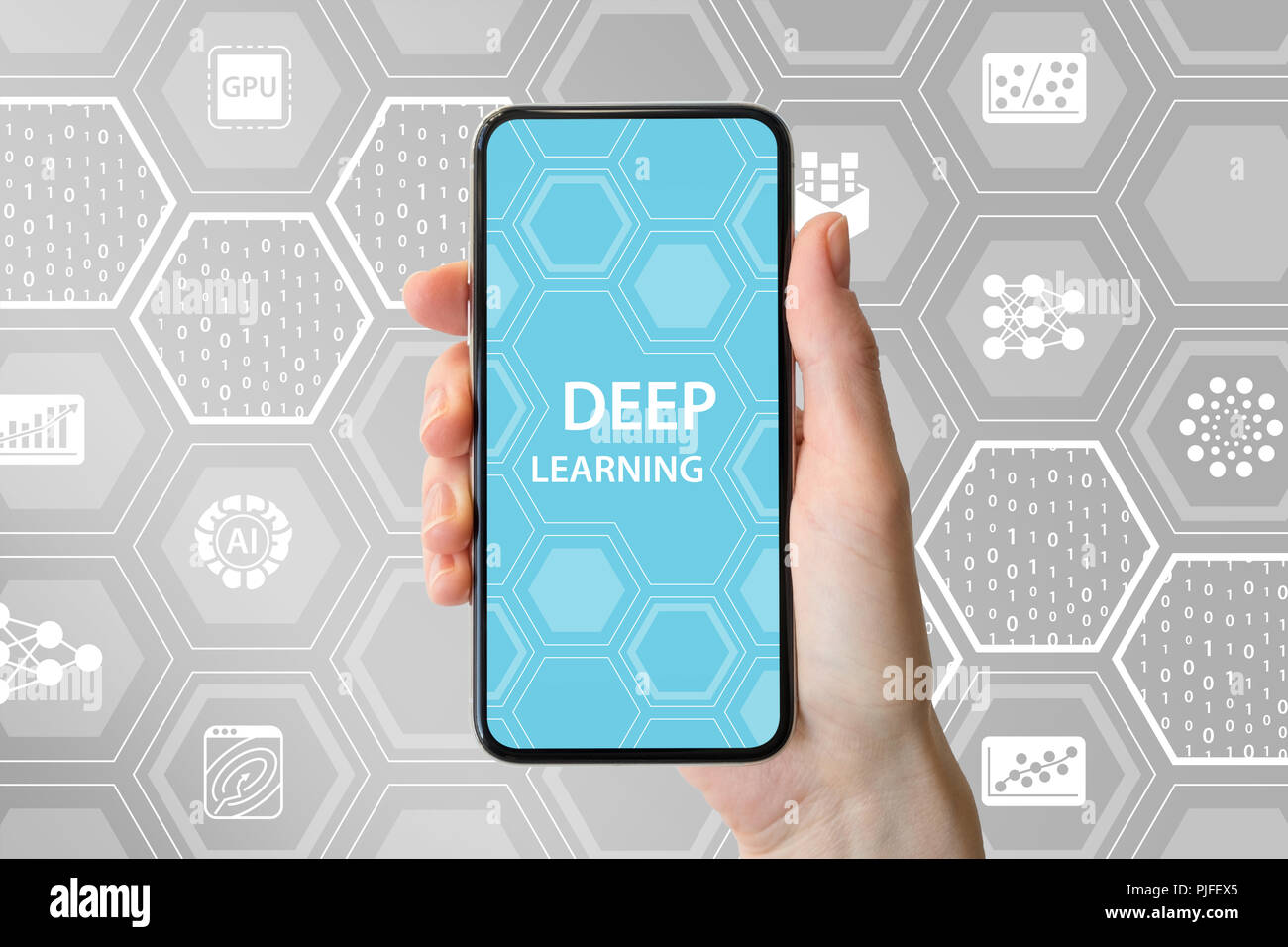 Concept L'apprentissage en profondeur. Hand holding smartphone sans cadre moderne avec des icônes en arrière-plan. Banque D'Images
