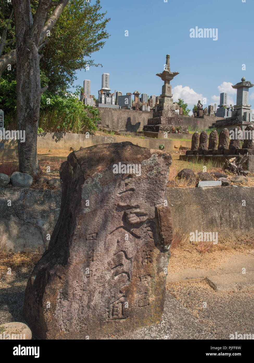 Doigt de pierre chemin henro marqueur post, aucun pèlerin michi sentier, 88 Temple Shikoku pèlerinage, Imabari, Ehime, Shikoku, Japon Banque D'Images