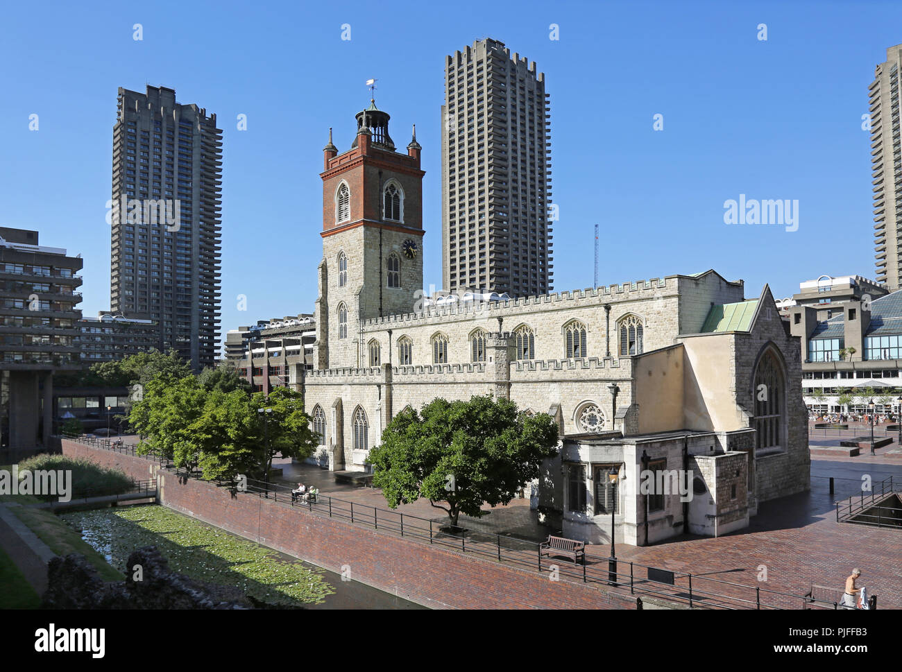 Le Barbican, Londres, Royaume-Uni. Église St Giles est entouré par les années 1960, le développement du logement brutaliste construit sur les sites bombes d'après-guerre. Banque D'Images