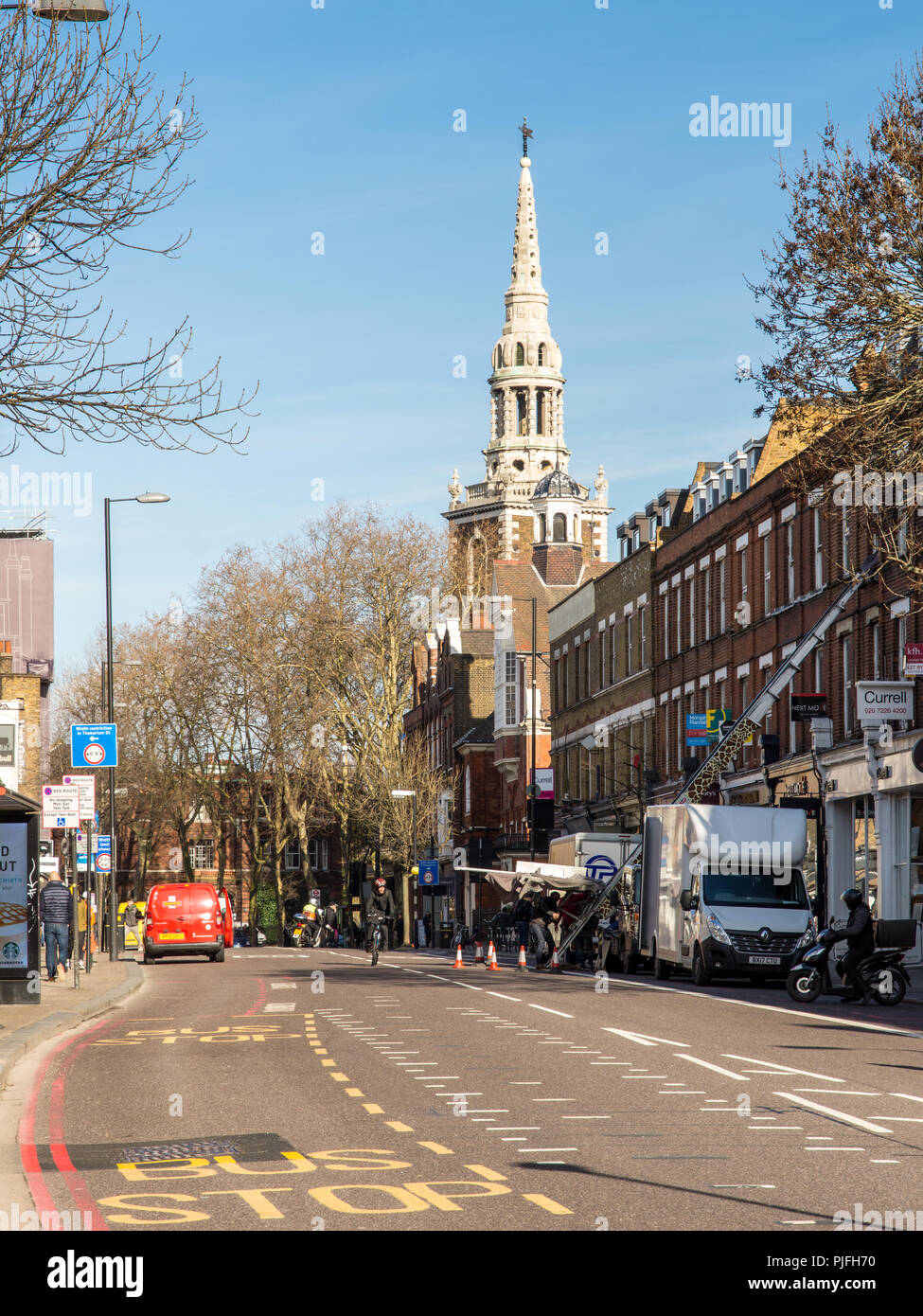 Londres, Angleterre, Royaume-Uni - 12 Février 2018 : Les livraisons sont effectuées aux boutiques et maisons le long de la principale rue supérieure grâce à Islington, Londres, avec la spire Banque D'Images