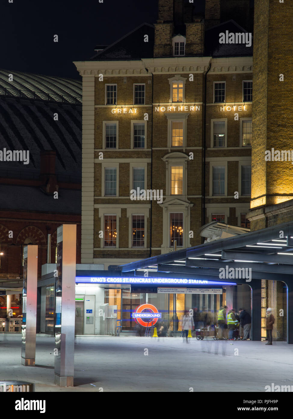 Londres, Angleterre, Royaume-Uni - 27 Février 2018 : des foules de piétons marche à travers une plaza en dehors de King's Cross et de la station terminus à Londres un Banque D'Images