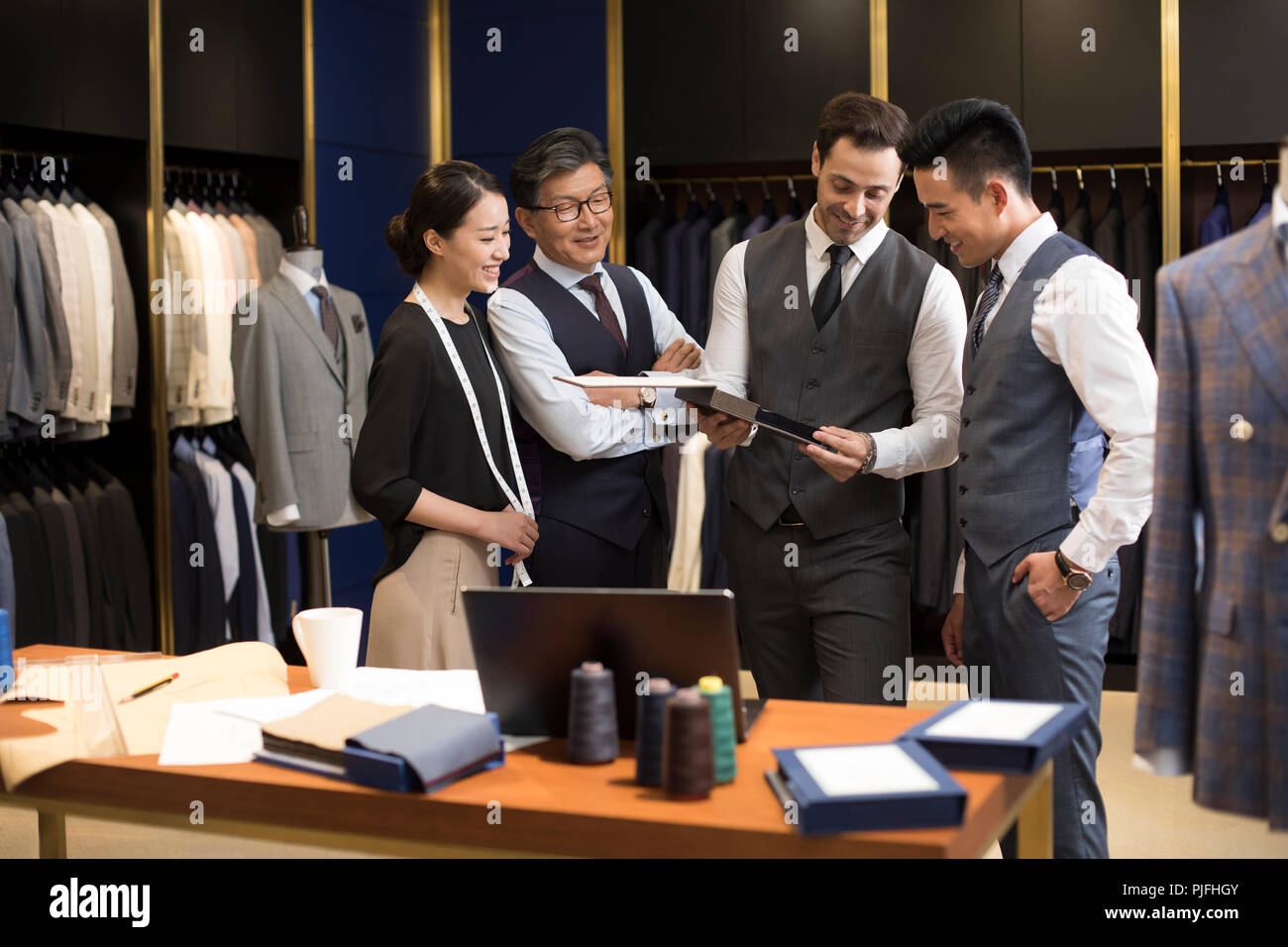 Certains créateurs de mode travaillant Banque D'Images