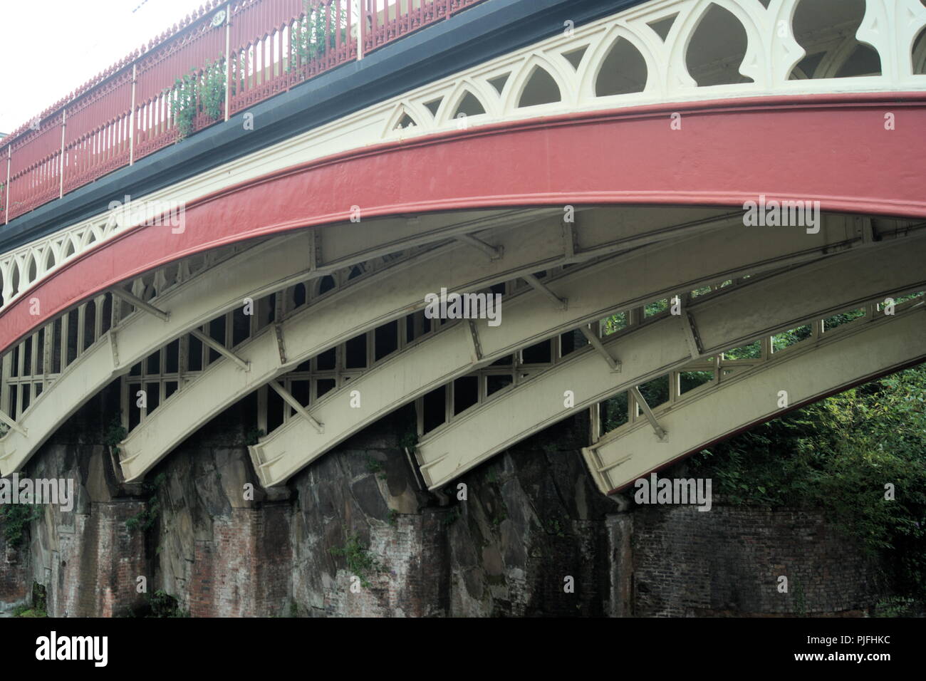 Vue sur un pont ferroviaire en fonte à Castlefields, Manchester, Angleterre. Vue rapprochée des supports incurvés de ce magnifique pont. Banque D'Images