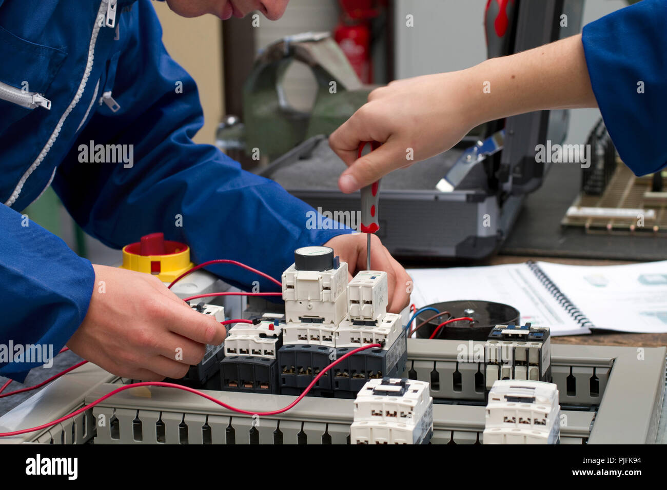 France, Nord-ouest de la France, de Machecoul, lycée professionnel Louis  Armand, l'entretien de l'équipement industriel, l'élève la découverte par  le câblage du matériel électrique simple Photo Stock - Alamy