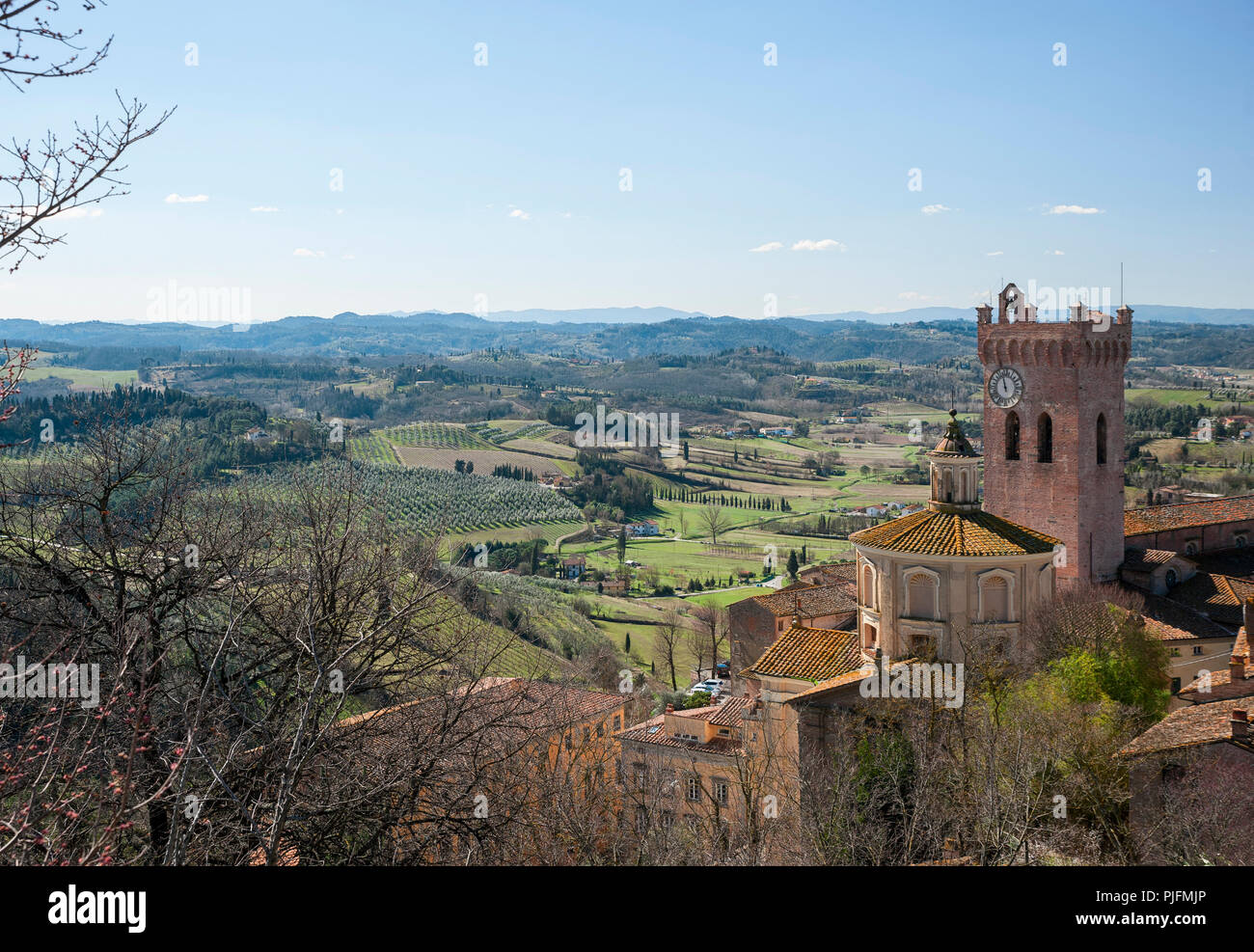 Le panorama depuis la Rocca, avec le clocher de la cathédrale de San Miniato Banque D'Images